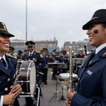 Jóvenes militares se alistan para participar en el desfile por el 214 aniversario del inicio de la Independencia. A la izquierda, un batallón