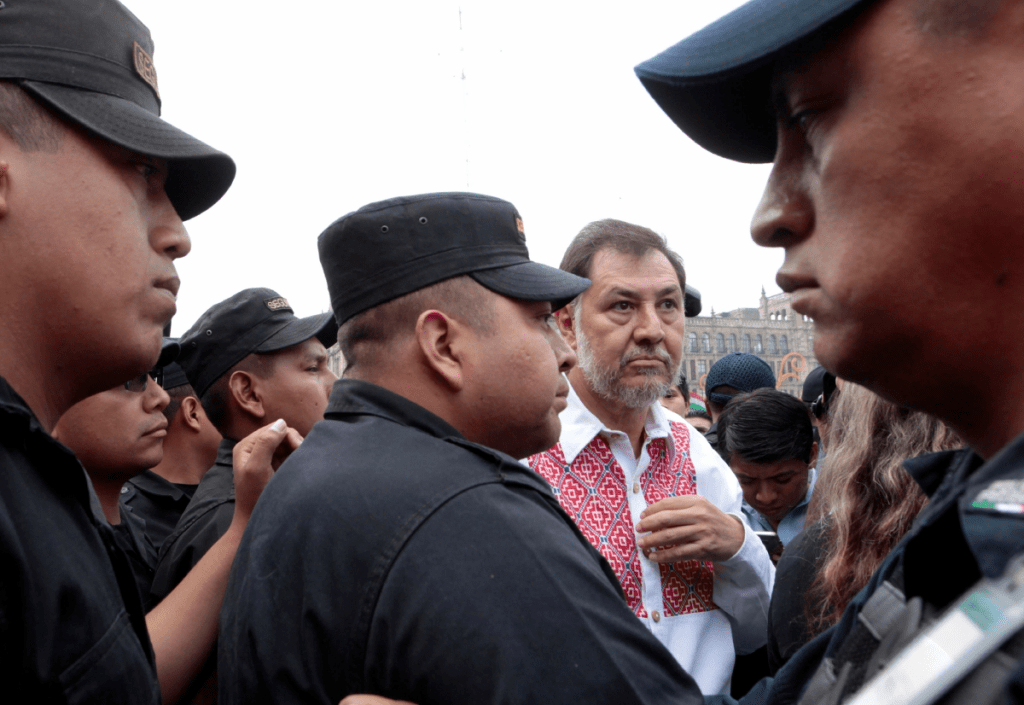 En entonces diputado Gerardo Fernández Noroña, durante una protesta por el VI Informe de Peña Nieto, en septiembre de 2018. Ahora reportó que el viernes sufrió “una agresión cobarde” en el aeropuerto