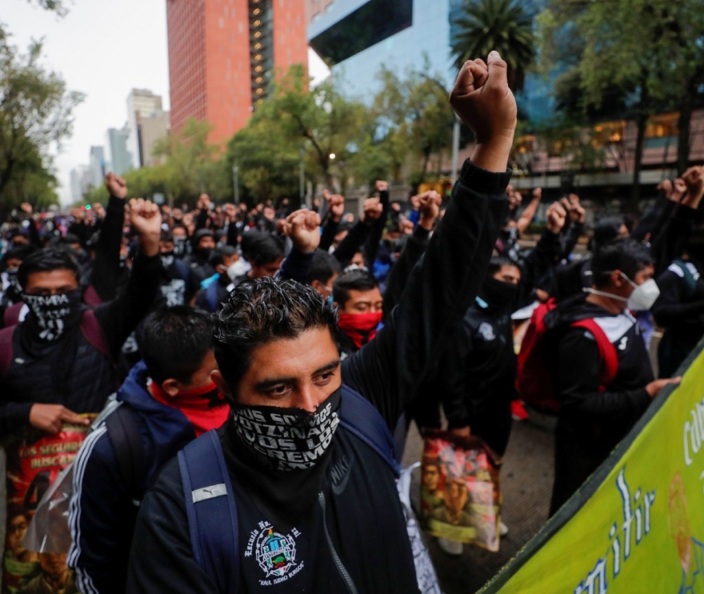 La marcha por los 10 años de la desaparición de los 43 estudiantes de Ayotzinapa tomó las calles del centro de la capital mexicana