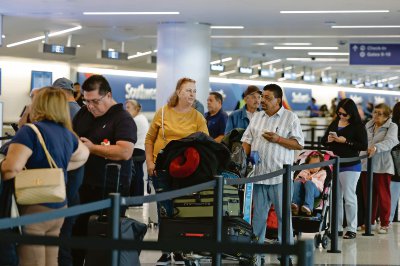 Viajeros hacen fila en el Aeropuerto Internacional de Los Ángeles