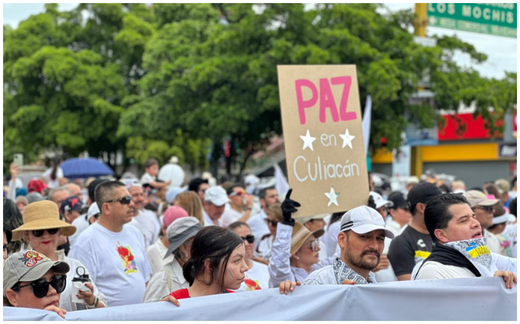 Cientos de ciudadanos salen a las calles pese a crisis de seguridad para una marcha por la paz en Culiacán, Sinaloa