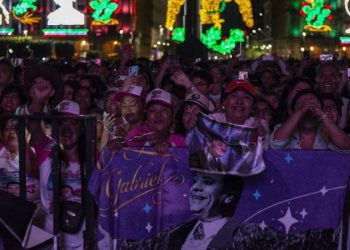 Más de 70,000 para ver video de Juan Gabriel en el Zócalo de la CDMX
