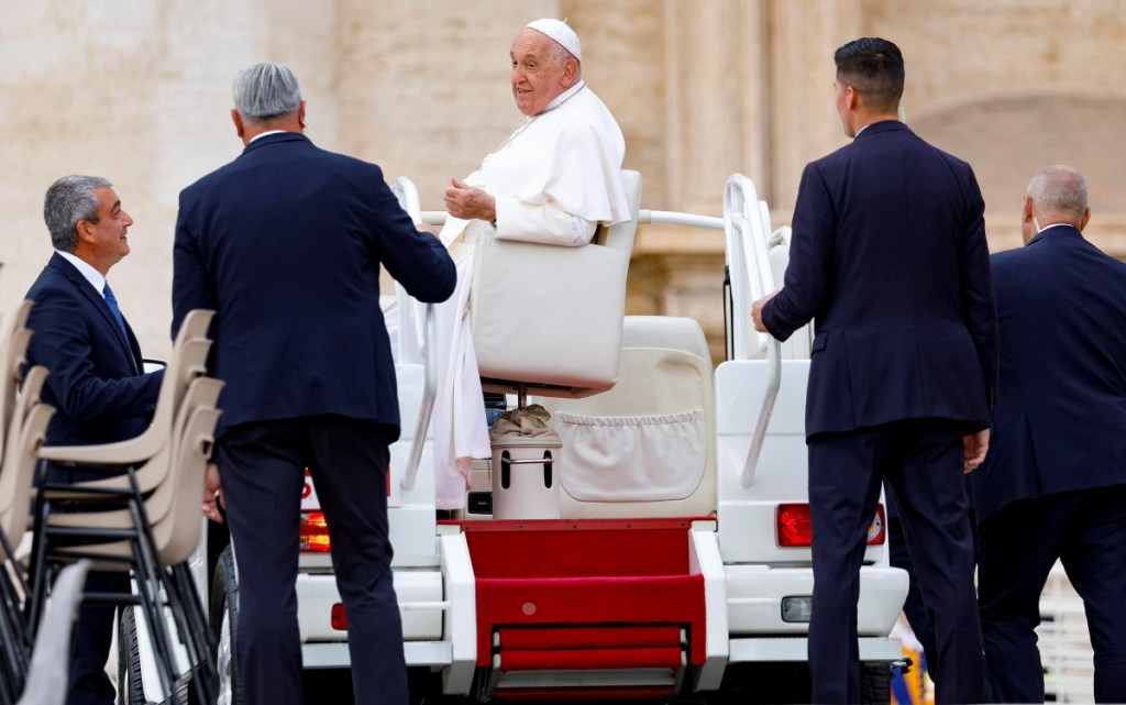 El papa Francisco charla con sus auxiliares durante la Audiencia General semanal que ofreció ayer en la Plaza de San Pedro, Ciudad del Vaticano