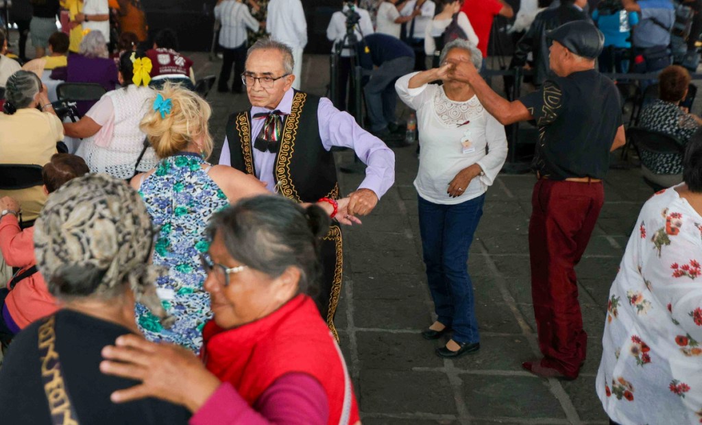 Según datos revelados por el Inegi, alrededor del 20% de las personas de más de 60 años no están afiliadas a algún servicio público de salud