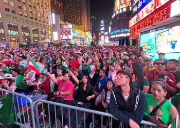 Mexicanos toman Times Square de Nueva York para celebrar el Grito de Dolores