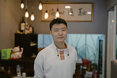 Duan Fan posa en su restaurante “Nueve y media”, que ofrece comida picante de Sichuan, su provincia natal, y está situado en el barrio Roma Sur de Ciudad de México