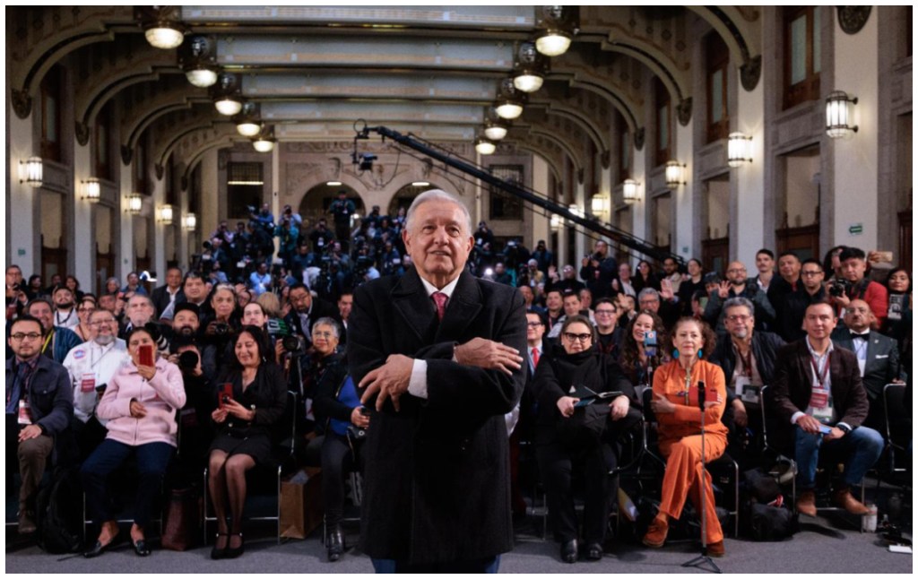 Homenajes en vídeo, música, ataques a la prensa y opositores, y la rifa de un reloj, así fue la última mañanera de AMLO