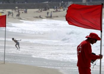 Multan a socorrista tras rescatar a turista de morir ahogada