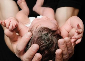 Intentan revertir la caída de natalidad