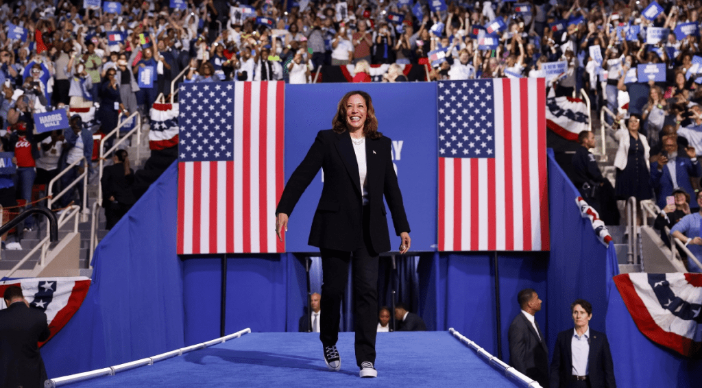 La vicepresidenta y candidata presidencial demócrata, Kamala Harris, sube al escenario durante su mitin de ayer en Charlotte, Carolina del Norte