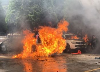 Normalistas de Ayotzinapa queman autos en Congreso de Guerrero