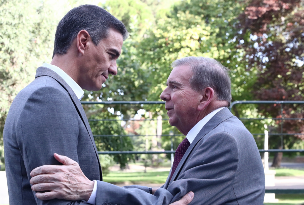 El presidente del gobierno español, Pedro Sánchez, recibe a Edmundo González en el Palacio de la Moncloa, en Madrid, durante una visita que hizo ayer a la sede del Ejecutivo de España el líder opositor venezolano