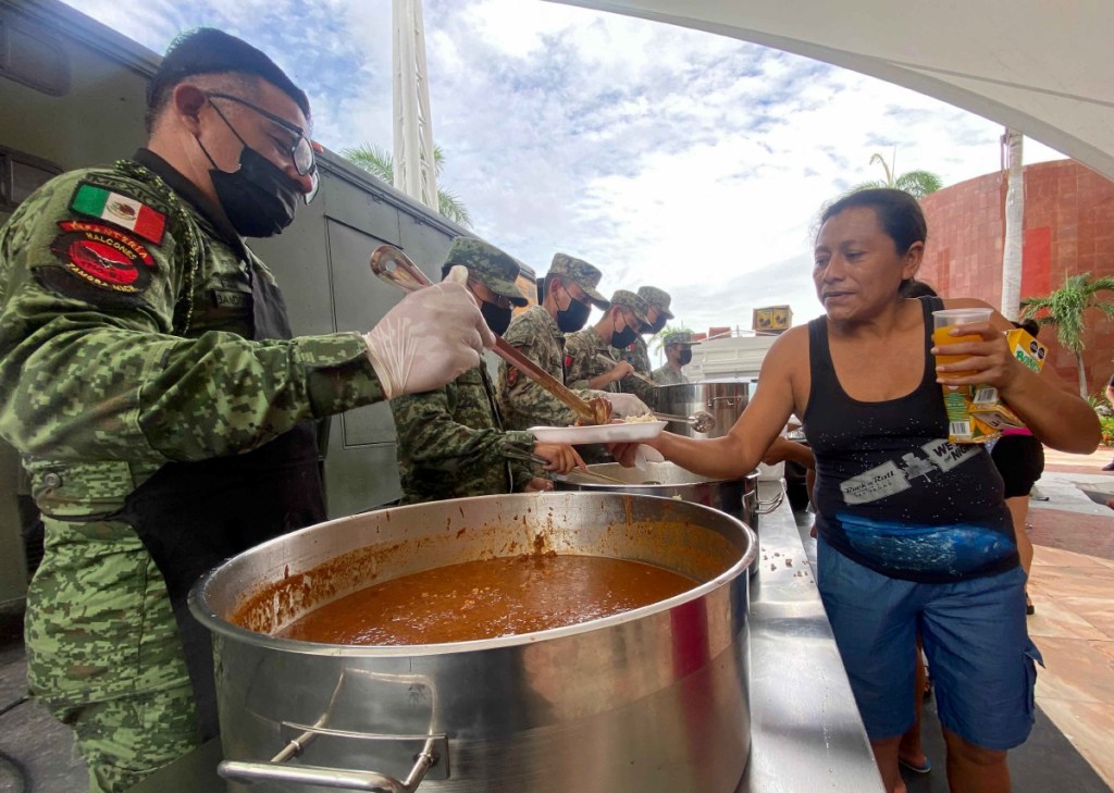 En Acapulco fueron desplegados más de 16,000 militares para la atención a los habitantes de las zonas afectadas, incluso la turística