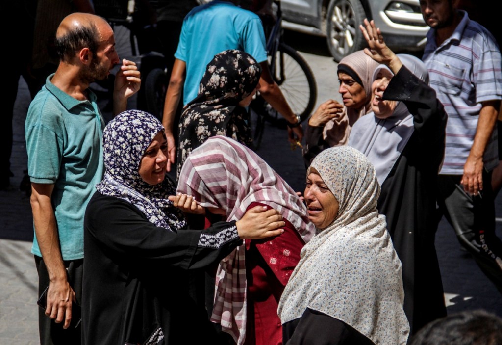 Palestinos desplazados lloran junto a los cuerpos de sus familiares muertos en un ataque aéreo israelí en la zona de Zaytoun de la ciudad de Gaza