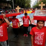 Estudiantes protestan por los 10 años de la desaparición de los 43 alumnos de Ayotzinapa. Ayer se concentraron miles de alumnos, familiares y activistas para honrar la memoria de los desaparecidos