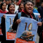 Debajo, un grupo de estudiantes que se unieron a las manifestaciones en Ciudad de México al cumplirse 10 años de la desaparición de los 43 alumnos de la Normal de Ayotzinapa