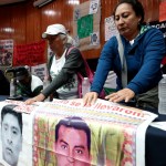 Arriba y a la derecha, madres y padres de los 43 estudiantes desaparecidos de Ayotzinapa que participaron ayer en un acto en la Facultad de Filosofía y Letras de la Universidad Nacional Autónoma de México (UNAM)