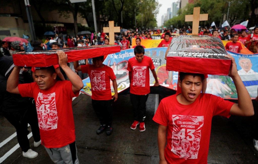 Estudiantes protestan por los 10 años de la desaparición de los 43 alumnos de Ayotzinapa. Ayer se concentraron miles de alumnos, familiares y activistas para honrar la memoria de los desaparecidos