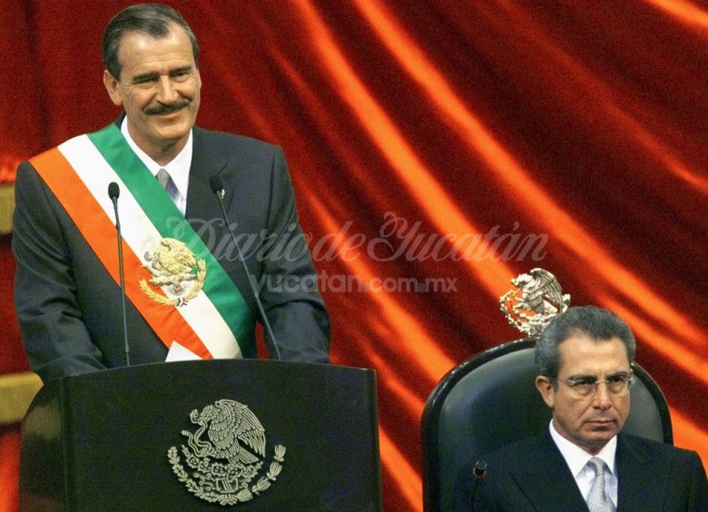 Vicente Fox, como presidente entrante el 1 de diciembre de 2000. A la derecha, Ernesto Zedillo, presidente saliente.