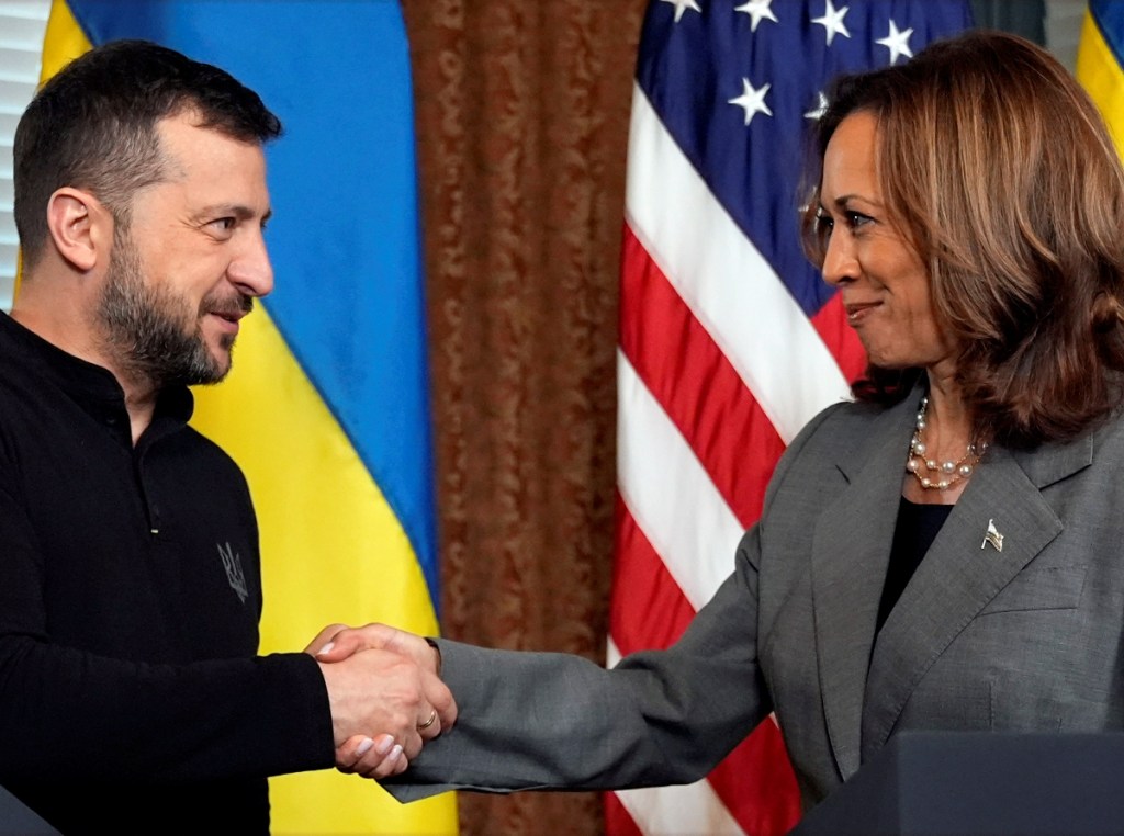 La vicepresidenta Kamala Harris estrecha la mano del líder ucraniano, Volodimir Zelenski, en Washington