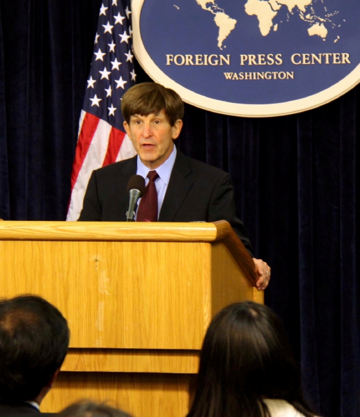 El “pronosticador” Allan J. Lichtman, durante una conferencia de prensa en el Foreign Press Center en Washington