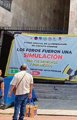 Oposición y trabajadores del Poder Judicial se manifestaron en la puerta del congreso chiapaneco por la reforma