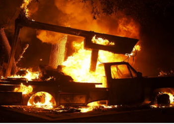 Queman auto con dos mujeres maniatadas en Zacatecas