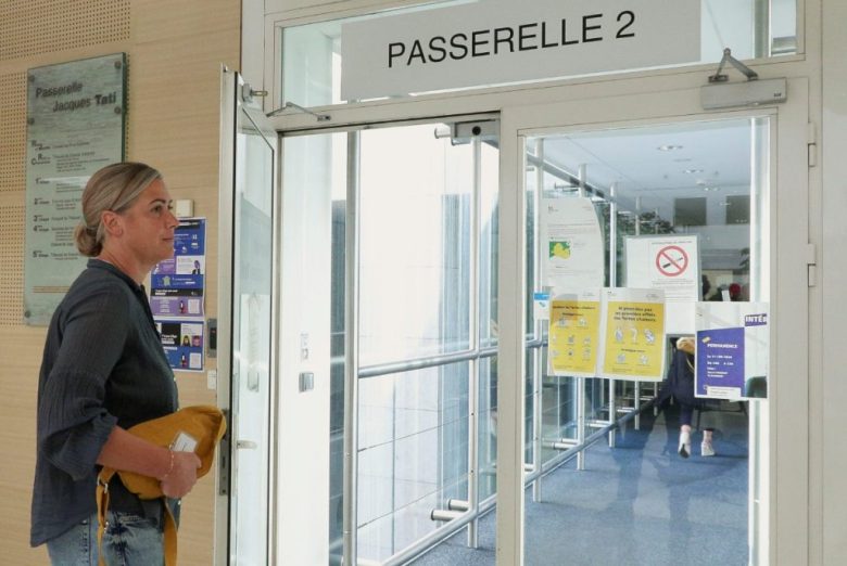 Entrada a los tribunales de Aviñón, donde ayer se celebró la sexta jornada del juicio contra Dominique Pélicot. A la izquierda, su hija