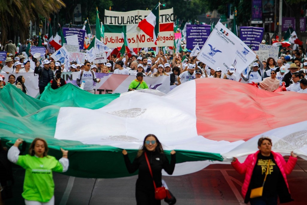 Gran cantidad de persona se manifiestan contra la reforma judicial en la Ciudad de México (Foto de El Universal)