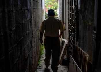 Rezan a escondidas: nicaragüenses convierten sus casas en templos