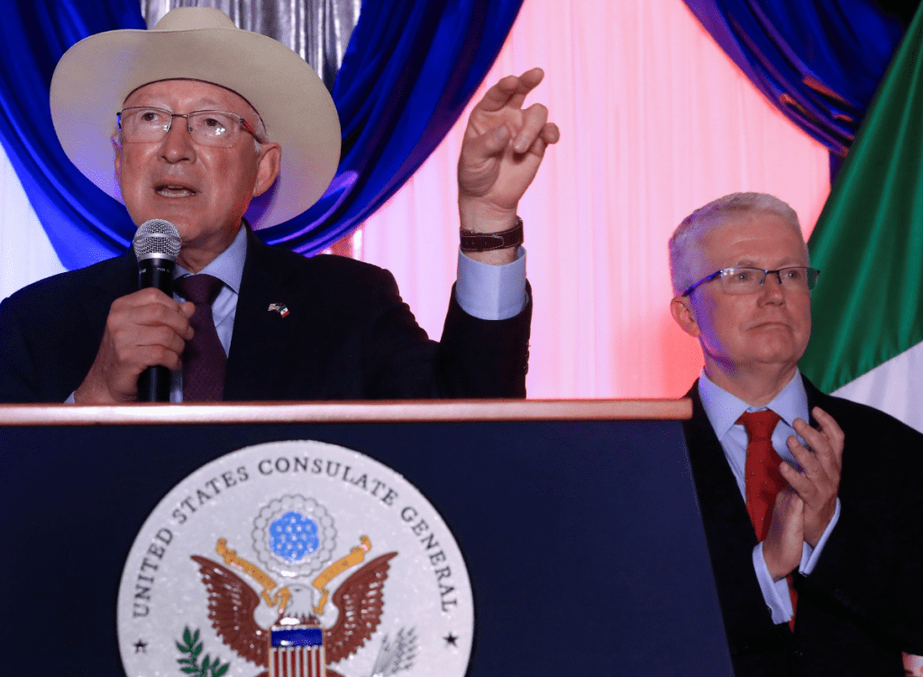 Ken Salazar (izquierda), embajador de Estados Unidos en México y Rafael Foley, cónsul norteamericano en Ciudad Juárez. Salazar negó que Estados Unidos haya ocasionado la violencia en Sinaloa