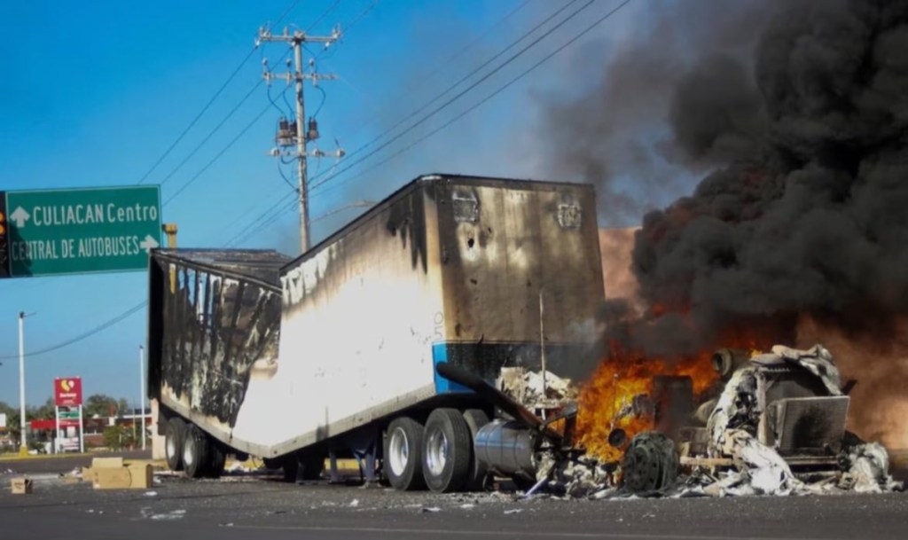 Uno de los tráileres incendiados en Culiacán, Sinaloa, como parte de la ola de violencia, que lleva ya 10 días y ha cobrado al menos 40 vidas