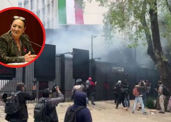Senadora de Morena es herida por petardos en protesta por Ayotzinapa
