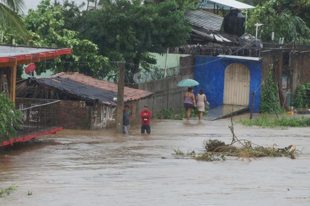 Huracán 'John' se degrada a tormenta tropical tras su entrada a Guerrero; suman cuatro muertos por el ciclón