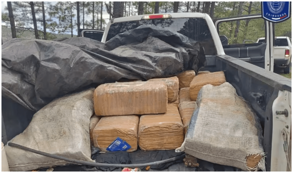 Sujeto abandona se camioneta con casi 300 kilos de drogas tras evadir un filtro de revisión de la policía estatal en Chihuahua