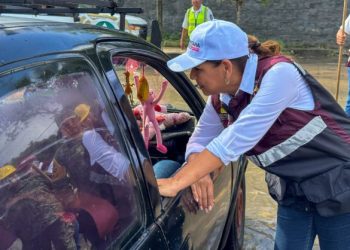Supervisa Mara Lezama el desahogo de calles y entrega apoyos a pescadores, tras el paso de “Helene”