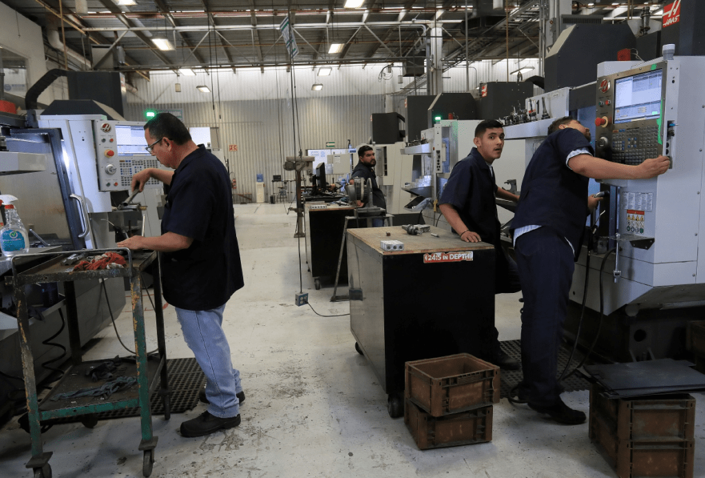 Empleados trabajan en una maquiladora de Ciudad Juárez. El nearshoring sufriría las consecuencias de la reforma judicial, advierten expertos