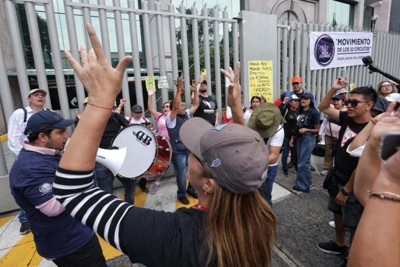 Trabajadores del Poder Judicial realizaron una protesta afuera del Consejo de la Judicatura en Ciudad de México (Foto de El Universal)