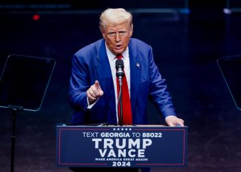 Trump promete un “renacimiento” manufacturero en EE.UU. con reducción impositiva