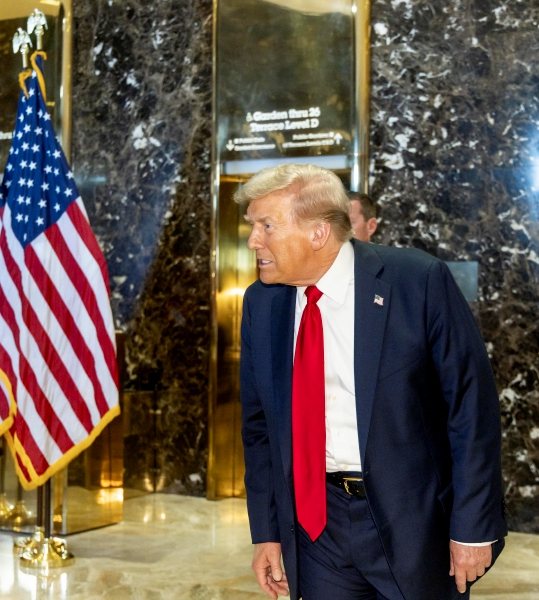 El expresidente Donald Trump posa para los fotógrafos en la Torre Trump de Nueva York, ayer