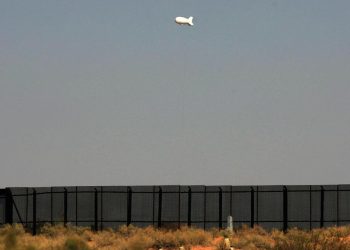 Un globo aerostático busca prevenir la muerte de migrantes en la frontera México-EE.UU.