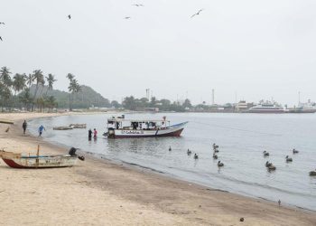 Venezuela hace una “limpieza submarina” en 450 playas