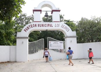 Gobierno de Cancún embellece panteones de Cancún para el Día de Muertos