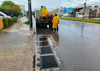 Exhortan a la población a evitar tirar basura para prevenir encharcamientos en Cancún