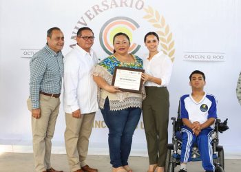 Honran 25 años de historia: Ana Paty Peralta celebra la secundaria Cecilio Chi en Cancún