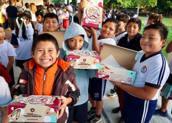 Un paso hacia la transformación: Ana Paty Peralta entrega miles de tenis escolares en Cancún