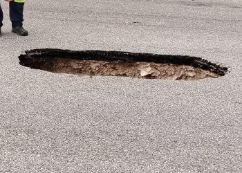 ¡Alerta en Cancún! Fuga de aguas residuales causa socavón en la Región 91