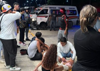 Cancelan licencia de conductor de combi tras atropello de motociclistas en Cancún