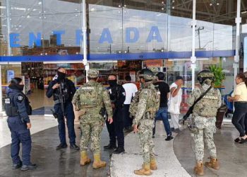 Pánico en Cancún: sicarios disparan a menores y se atrincheran en supermercado