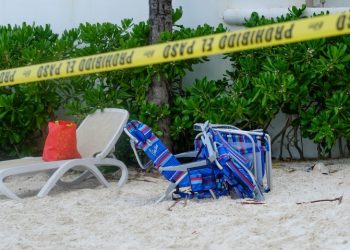 Ultiman a hombre frente a turistas en la Zona Hotelera de Cancún | Vídeo